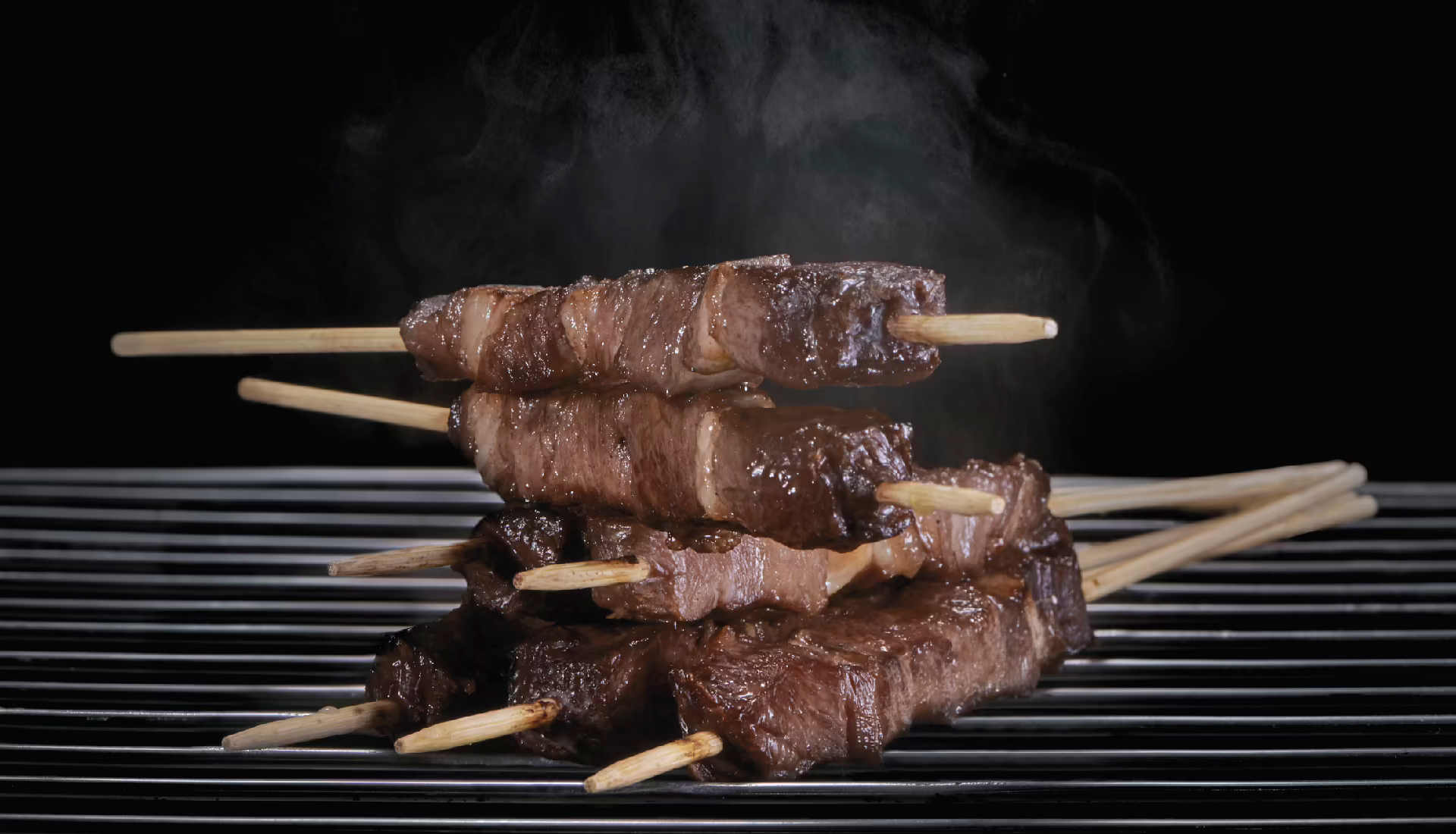 arrosticini-fumanti-griglia-linopassamilvino-buono-semplice-italiano-ristoranti-fast-food-torino-moncalieri-1900b gli arrosticini abruzzesi al ristorante Linopassamilvino di Torino vengono cotti esclusivamente alla brace di carbone, perfetti, morbidi dentro e croccanti fuori.