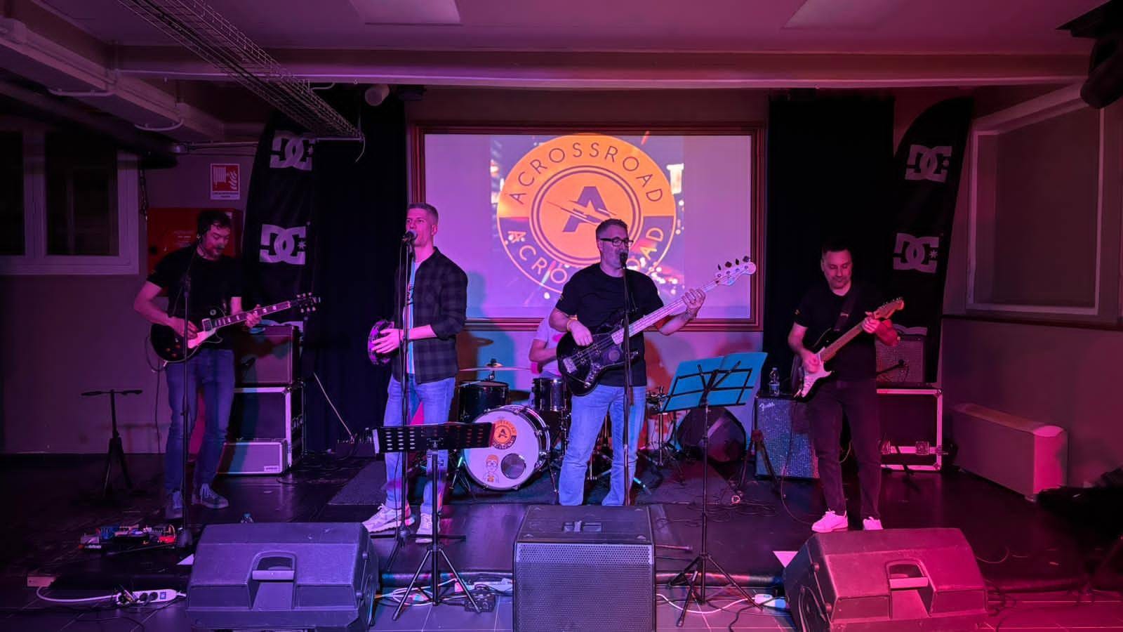 Concerto rock Acrossroad a Torino, musica rock internazionale, entrata libera e gratuita con consumazione gradita. Nel grande spazio estivo del ristorante Linopassamilvino di fronte ad Allianz Juventus Stadium